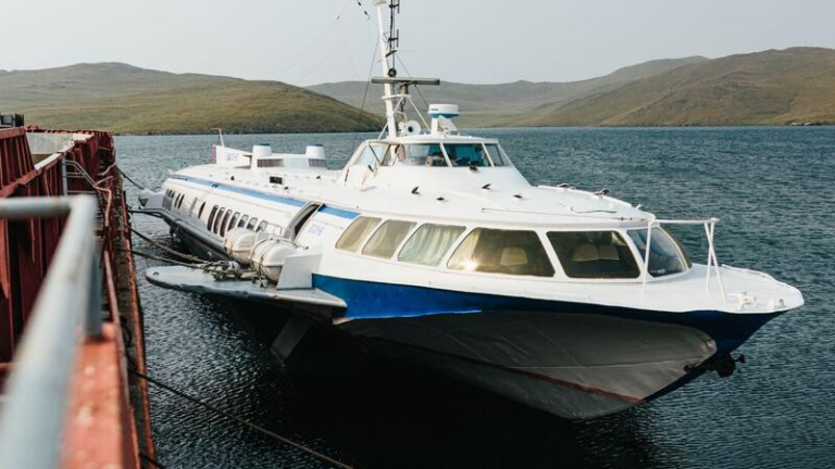 Скоростной теплоход будет ходить на Ольхон с 7 июня